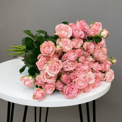 Букет из 15 кустовых роз Мадам Бомбастик